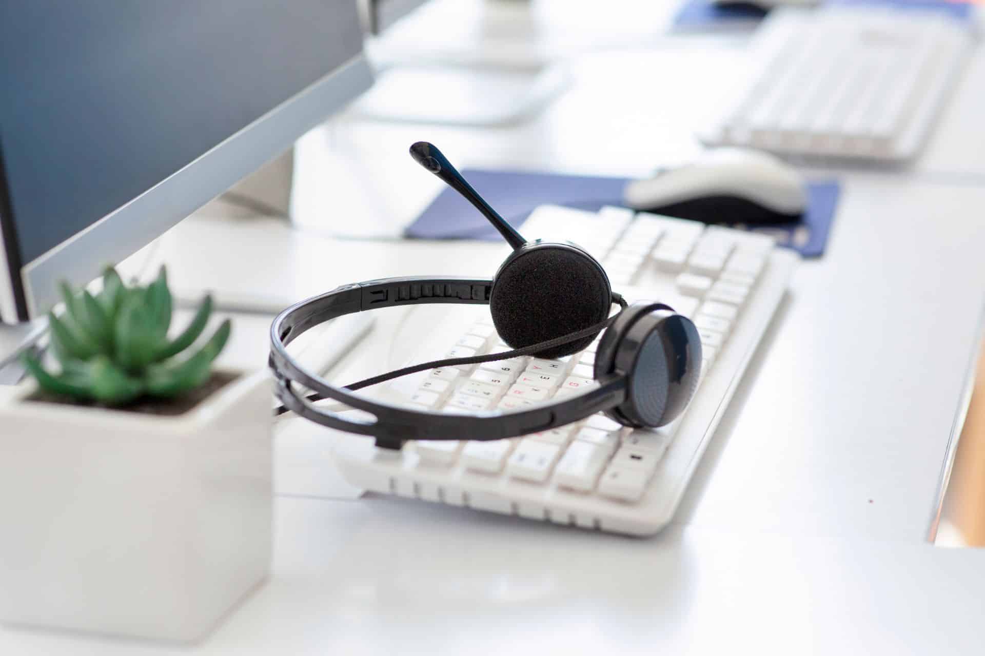 Headset auf einer Tastatur — Kontakt zum Therapiezentrum beweglich